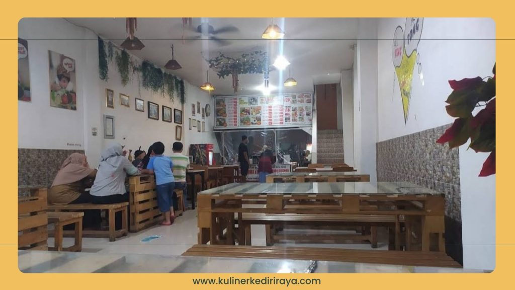 Bebek Klinting Trenggalek menyajikan olahan bebek empuk, gurih, dan lezat dengan sambal pedas khas. Cocok untuk pecinta kuliner bebek.